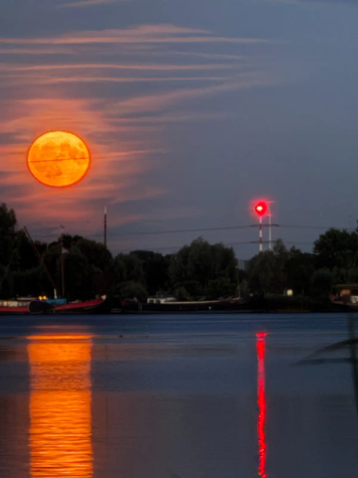 Oranje avondlicht boven het water